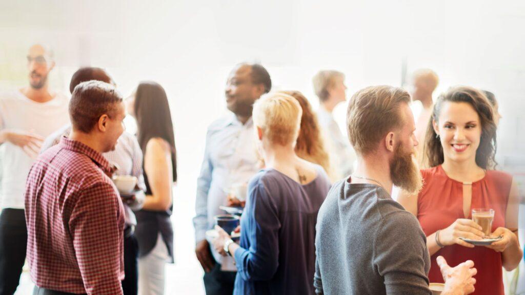 Unterschiedliche Menschen auf einer Büroparty