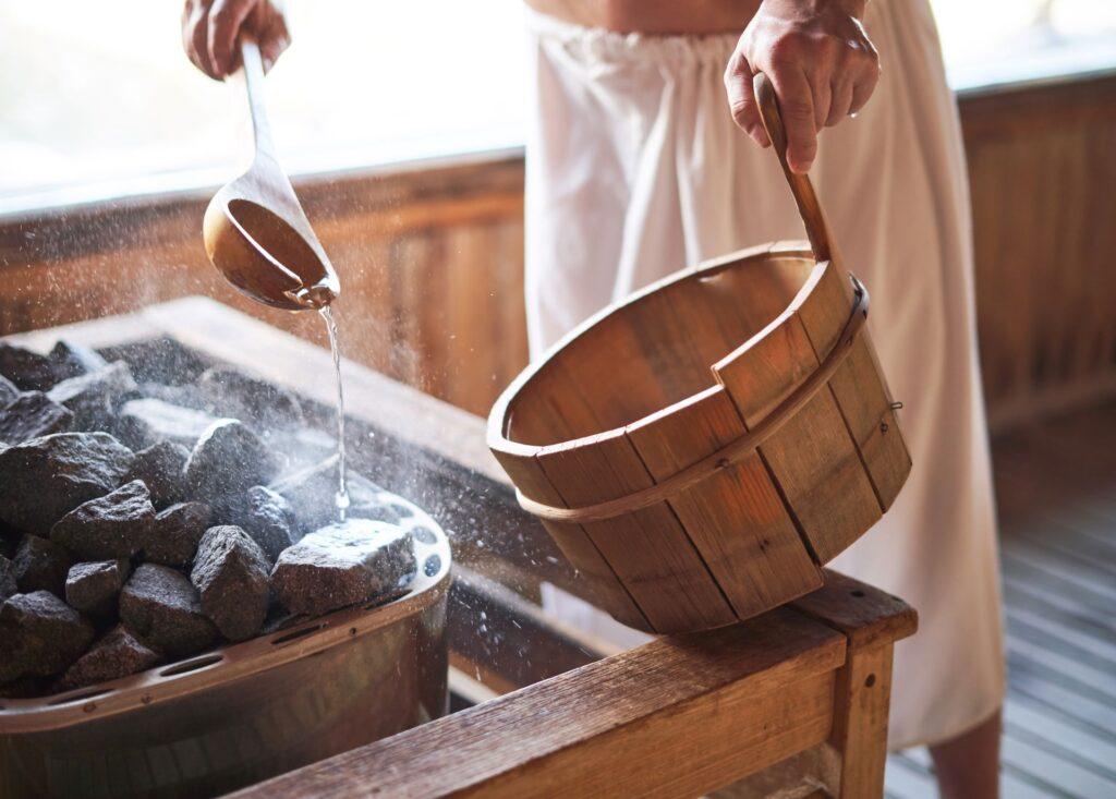 Saunaaufguss mit Wasserkelle im Wellnesshotel