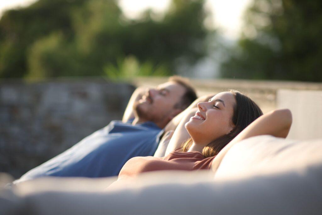 Zwei Menschen geniessen entspannte Momente im Garten bei warmem Wetter