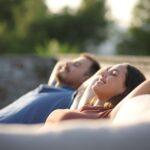 Zwei Menschen geniessen entspannte Momente im Garten bei warmem Wetter