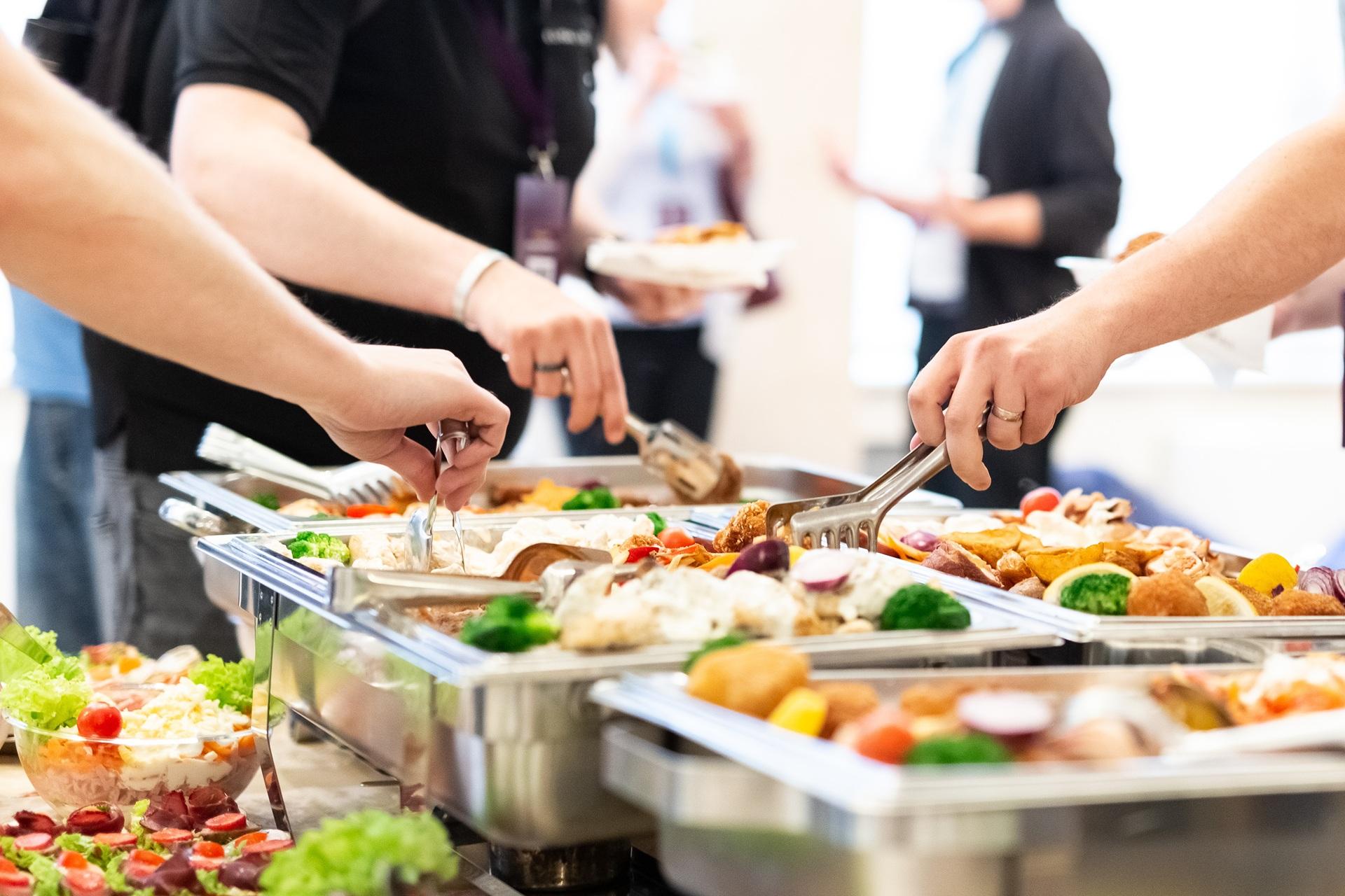 Buffet mit Warmhaltebehältern | Stehtischhussen