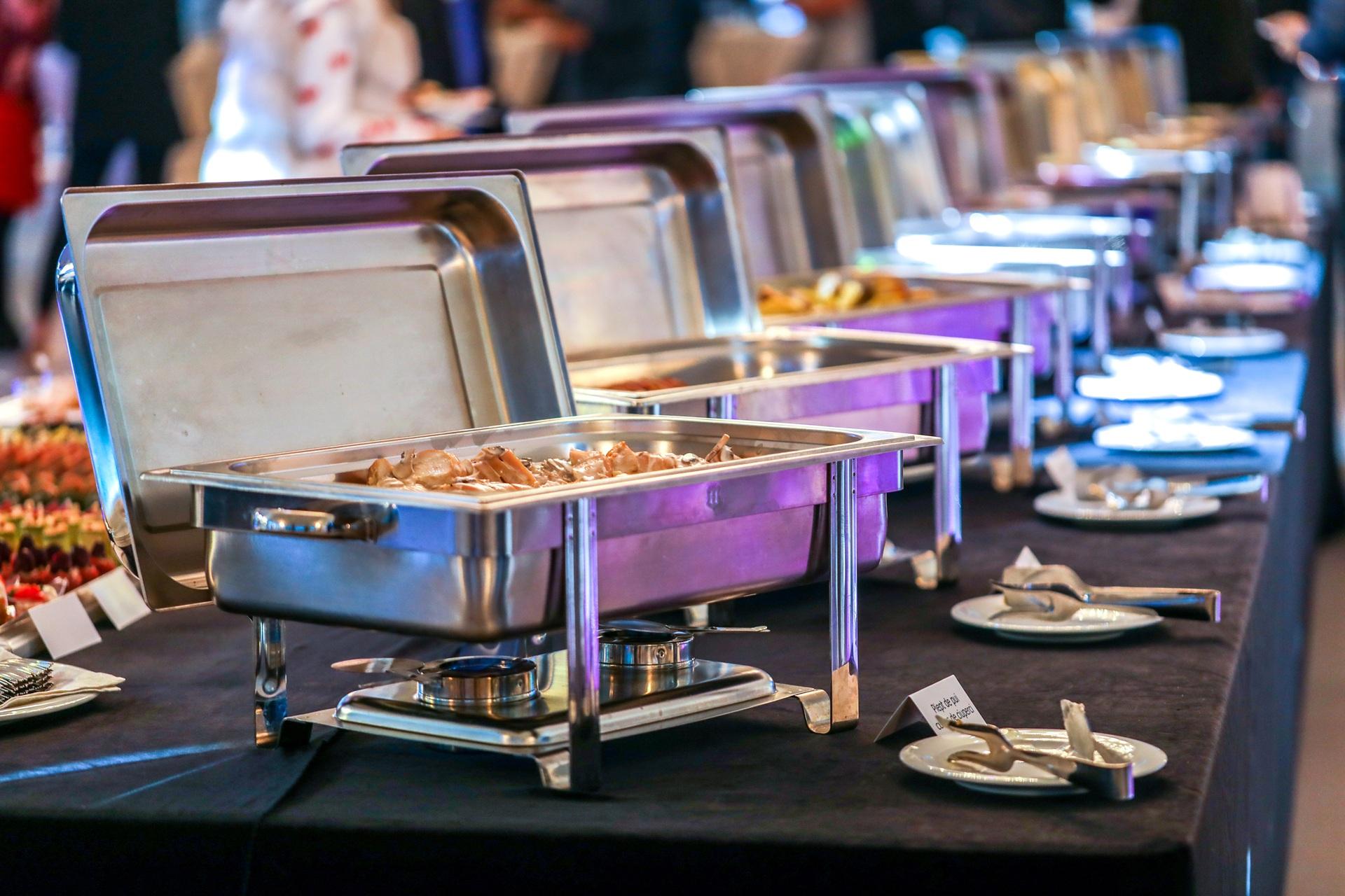 Festliches Buffet mit Speisen | Stehtischhussen